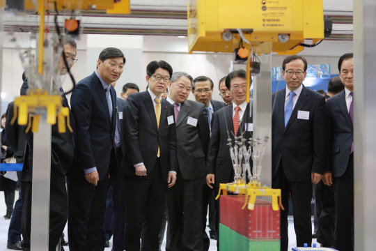 이미지 설명 :2016 해양수산과학기술대전'에서 '컨테이너 자동 리프트시스템'을 선보이고 있다. 좌측부터 김규옥 부산광역시 경제부시장, 김양수 해수부 해양정책실장, 임광수 한국해양과학기술진흥원 원장.